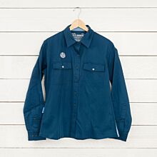 Ny Scoutskjorta insvängd Fairtrade med scoutmärke på bröstet och scoutsymbol på knapparna