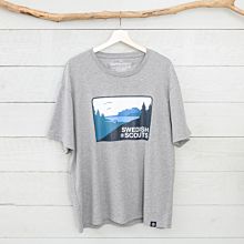 T-shirt SCOUTS Grå hängande på en galge
