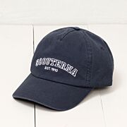 Keps blå med texten Scouterna EST. 1910 på framsidan