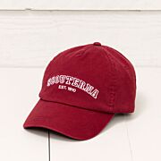 Keps vinröd med texten Scouterna EST. 1910 på framsidan