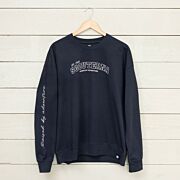 Sweatshirt Scouterna Marin hängande på galge mot vägg