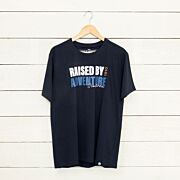 T-shirt R.B.A hängades på galge mot vägg