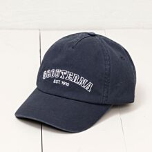 Keps blå med texten Scouterna EST. 1910 på framsidan