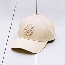 Beige keps i ekologisk bomull med scoutsymbolen sytt på