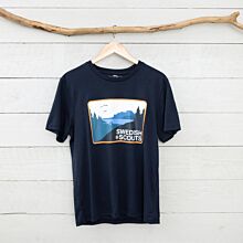 T-shirt SCOUTS Marin hängande på en galge