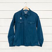 Ny Scoutskjorta insvängd Fairtrade med scoutmärke på bröstet och scoutsymbol på knapparna