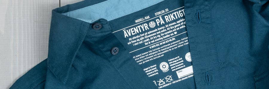 Informationstexten som är tryckt på scoutskjortans insida syns